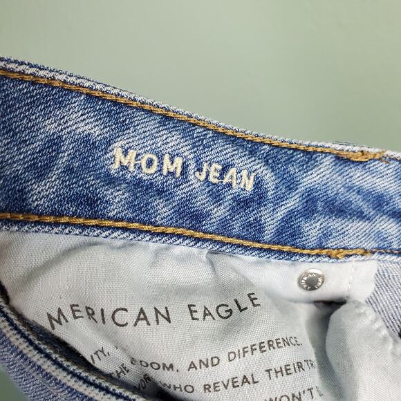 American Eagle Women's AE Light Wash Mom Jean Stretch Size 6 X-Long - Picture 3 of 7